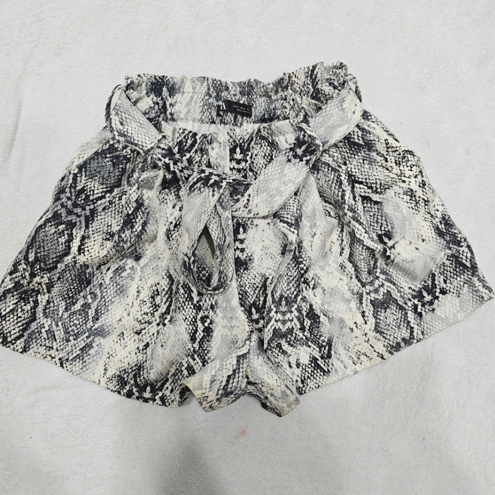 ZARA NEW SNAKESKIN PRINT BERMUDA FLOWING SHORTS WITH BELT MEDIUM